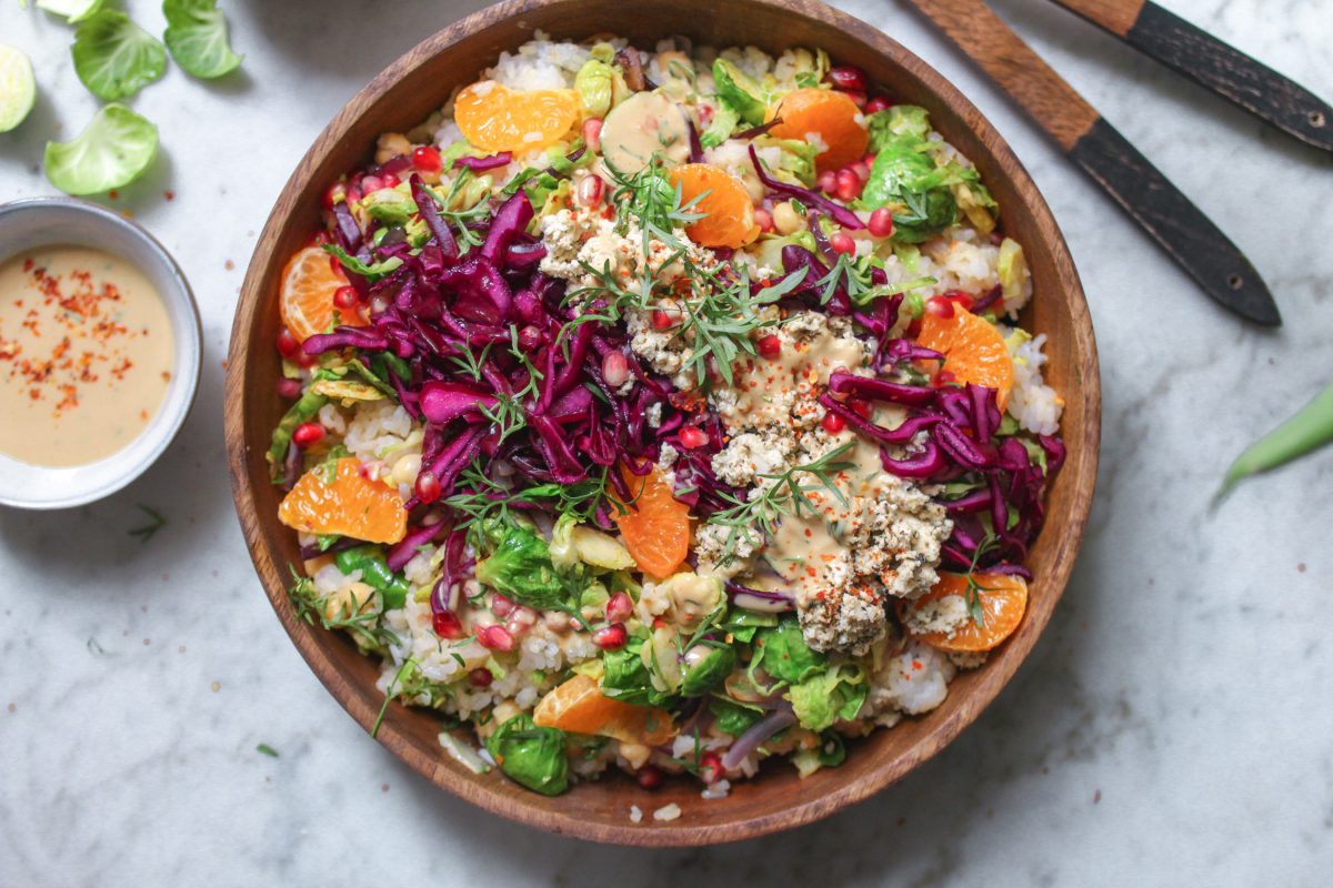 Reissalat mit Rosenkohl und Erdnussdressing