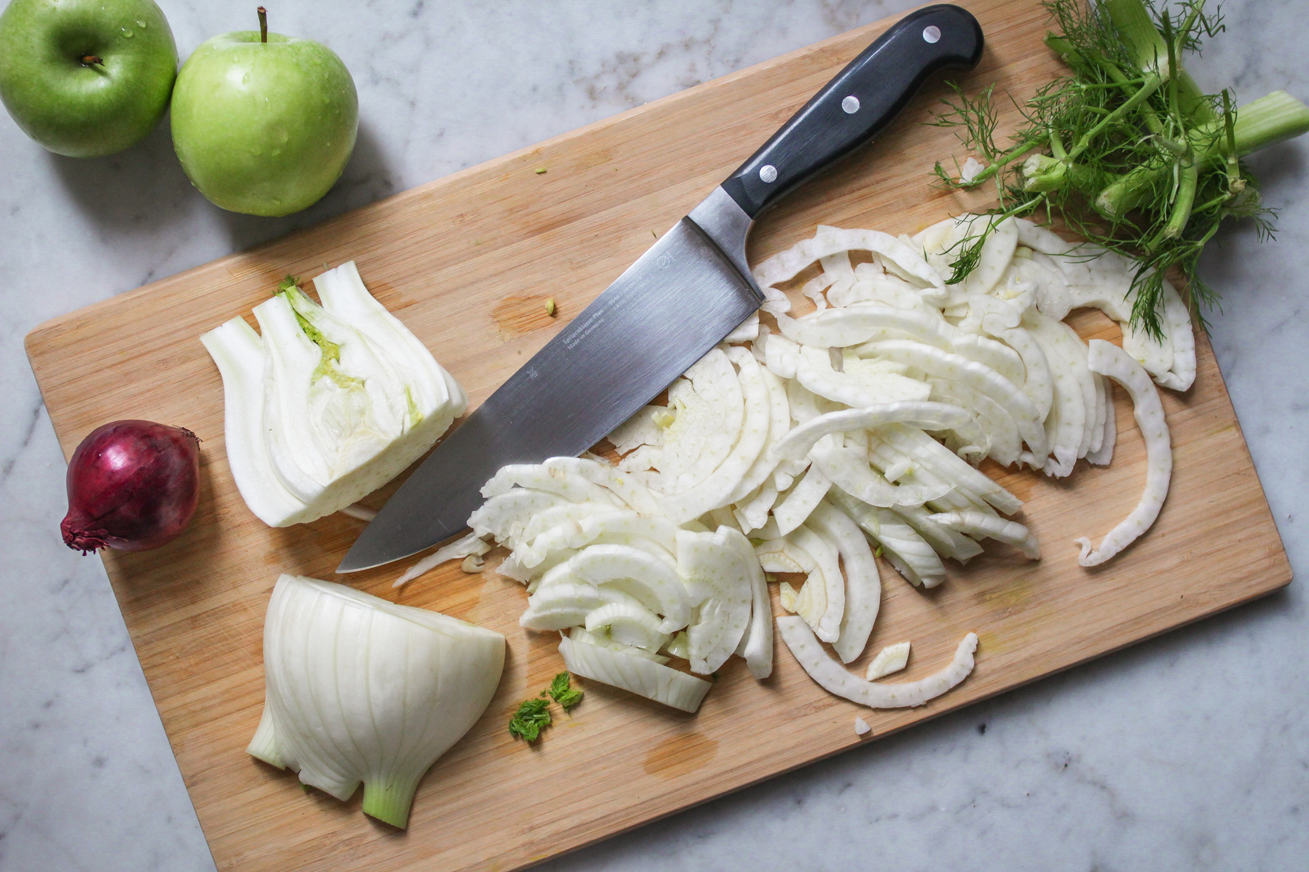 Gewaschenen Fenchel in feine Streifen schneiden