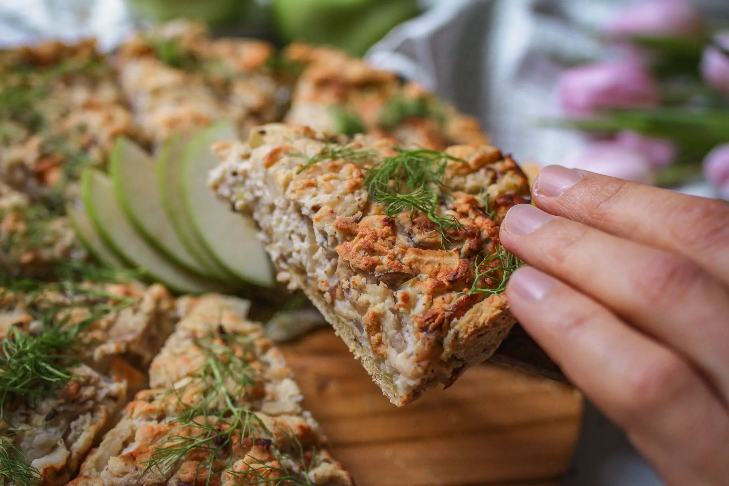 Glutenfreier, veganer Teig für einen Quicheboden in einer Schüssel