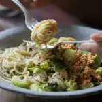 Rosenkohl-Pasta mit Rosenkohl-Pesto und veganen Butterbröseln