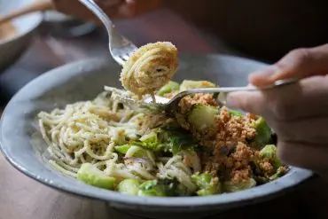 Rosenkohl-Pasta mit Rosenkohl-Pesto und veganen Butterbröseln