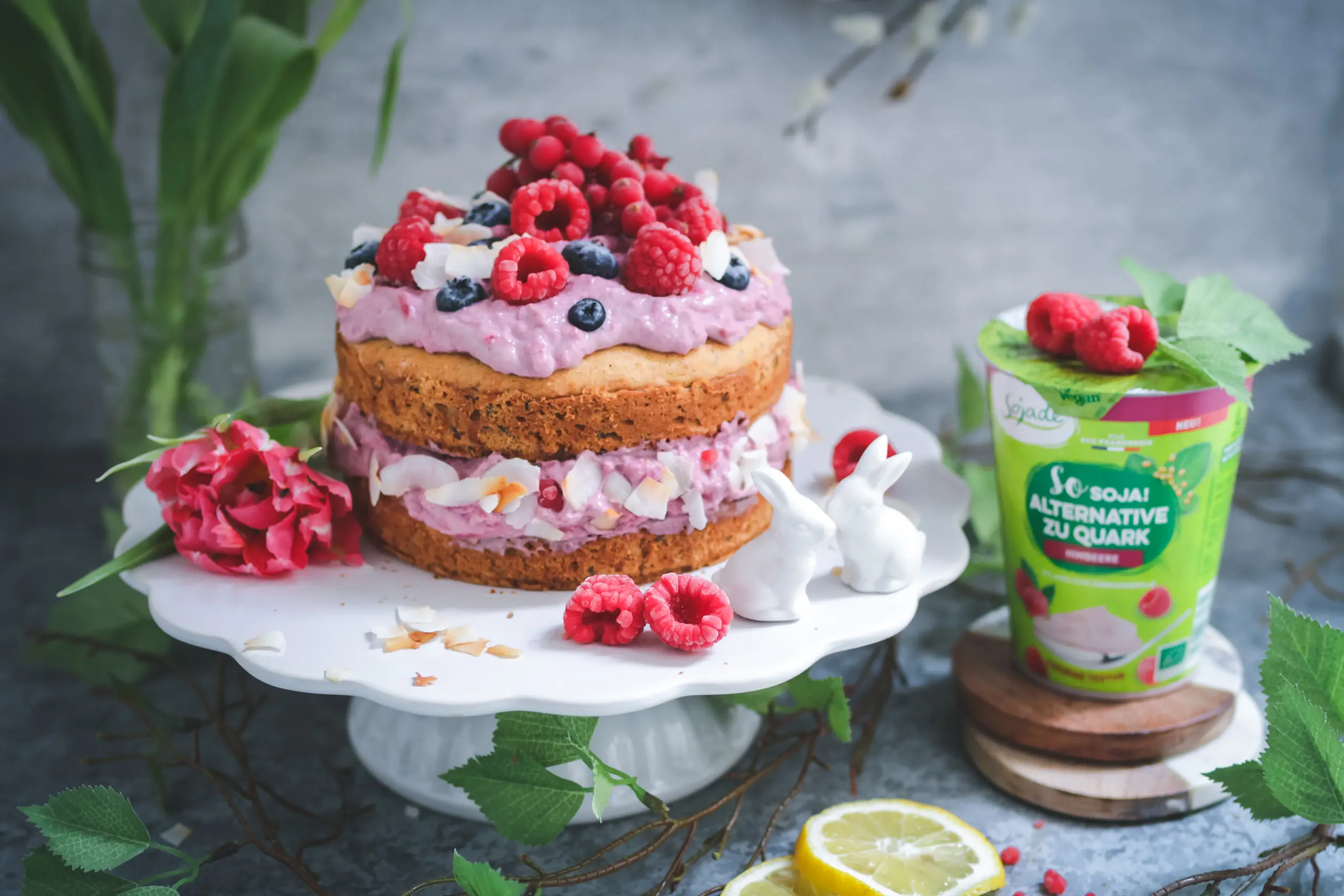 Veganer Frühlingskuchen mit Himbeerquark