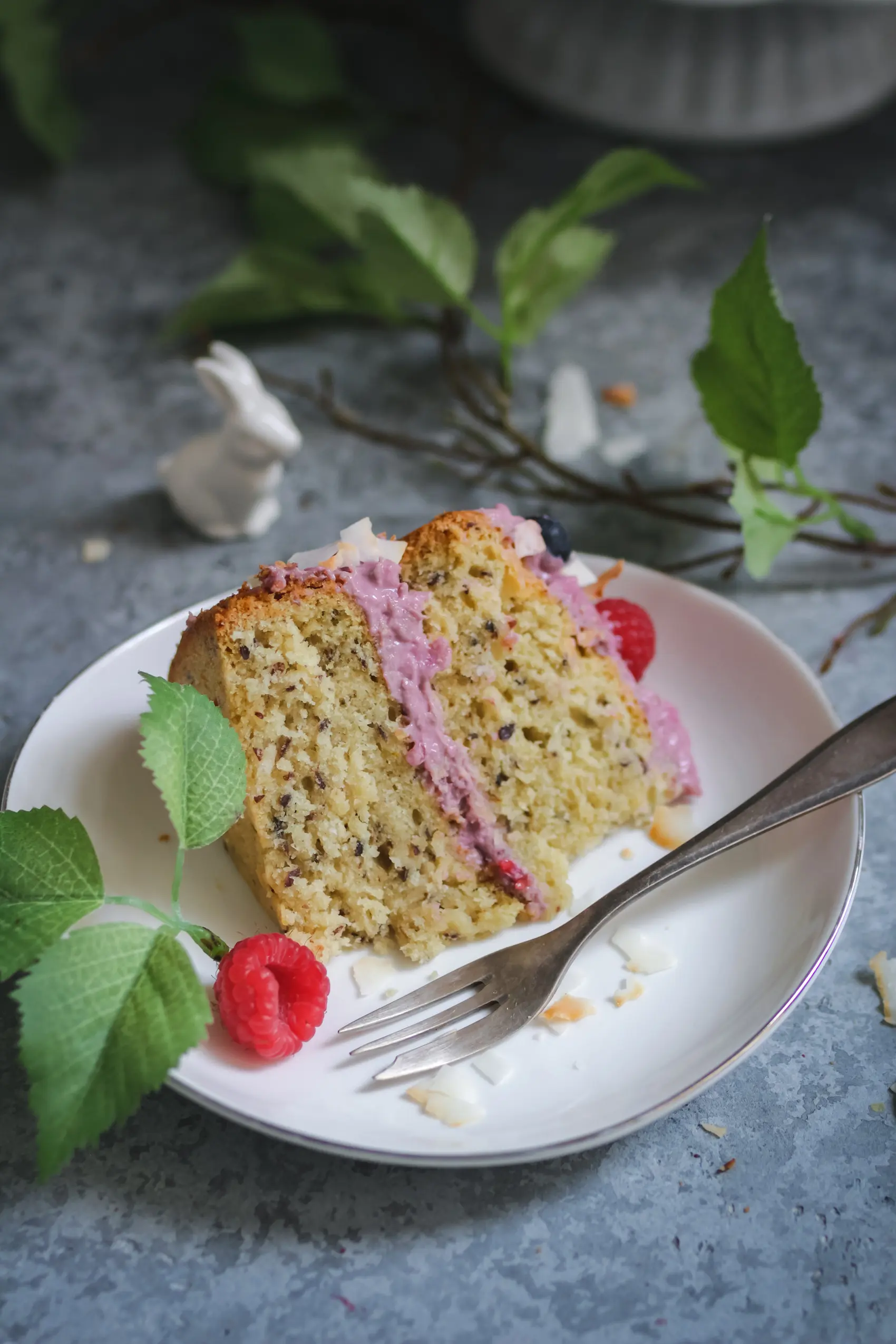 Veganer Frühlingskuchen mit Himbeerquark