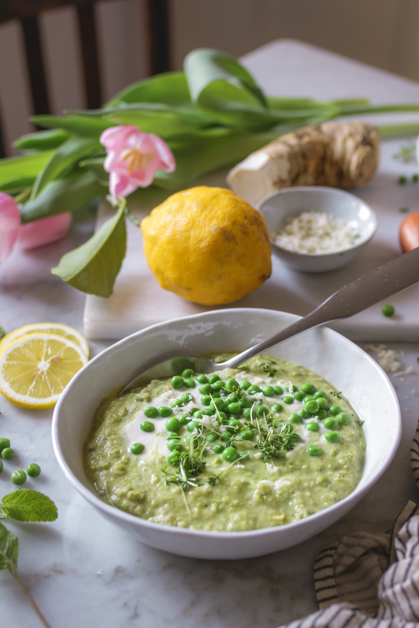 Erfrischend-scharfe Erbsen-Kokossuppe mit Meerrettich • veggies | vegan