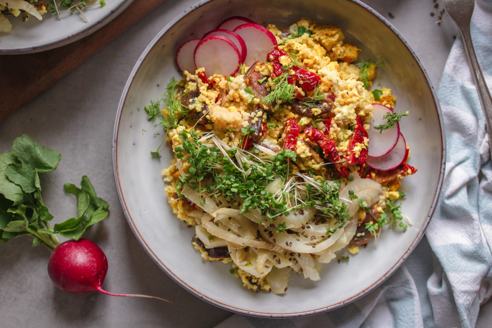 Umami-Bowl mit Tofu, Hirse & Microgreens