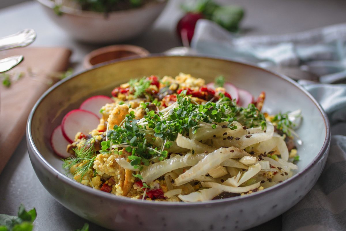 Veganes Bowlrezept mit Tofu, Hirse und Fenchel