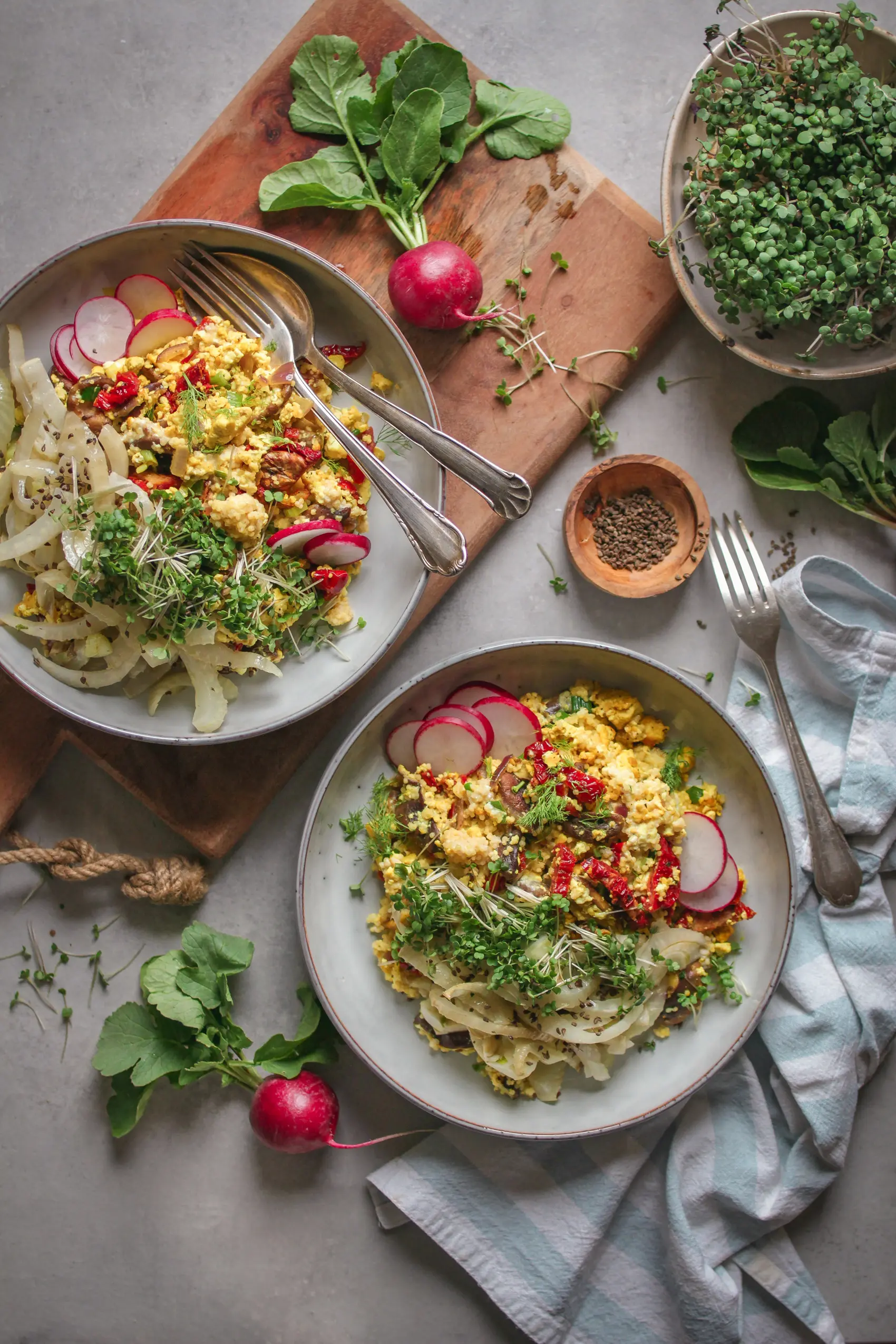 Veganes Bowlrezept mit Tofu, Hirse und Fenchel
