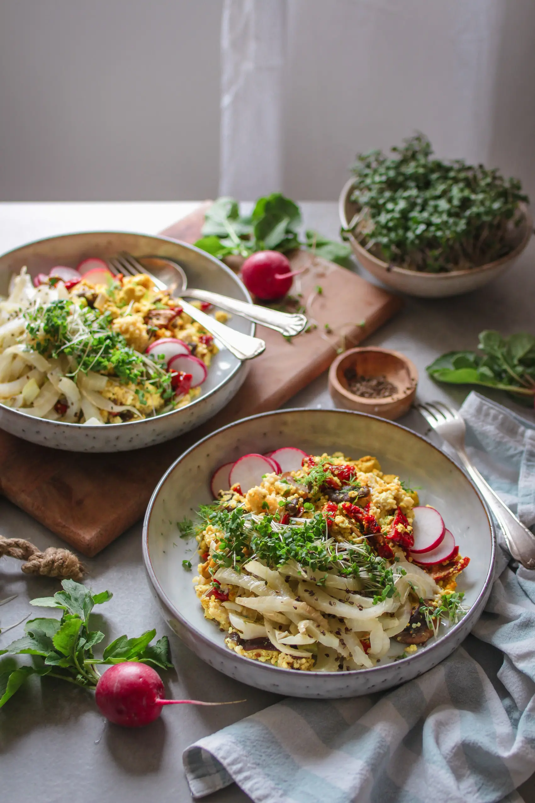Veganes Bowlrezept mit Tofu, Hirse und Fenchel