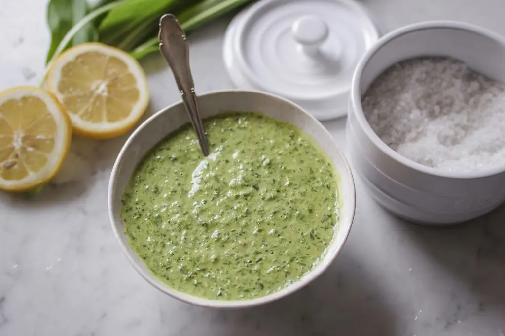 Selbstgemachtes, veganes Bärlauchpesto