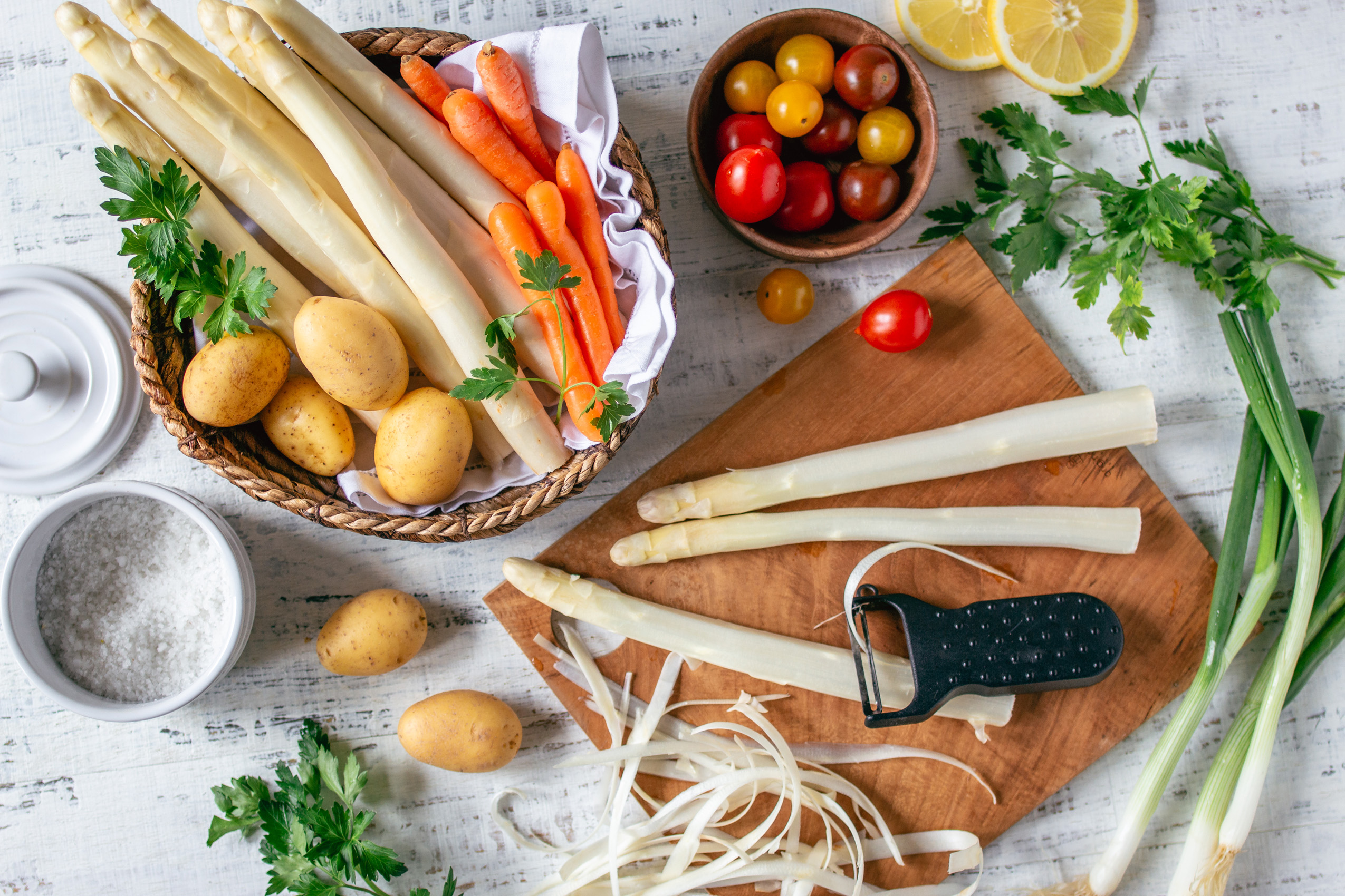 Weißer Spargel und Gemüse für die Zubereitung von veganen Spargelpäckchen - einem schnellen, leckeren Spargelrezept