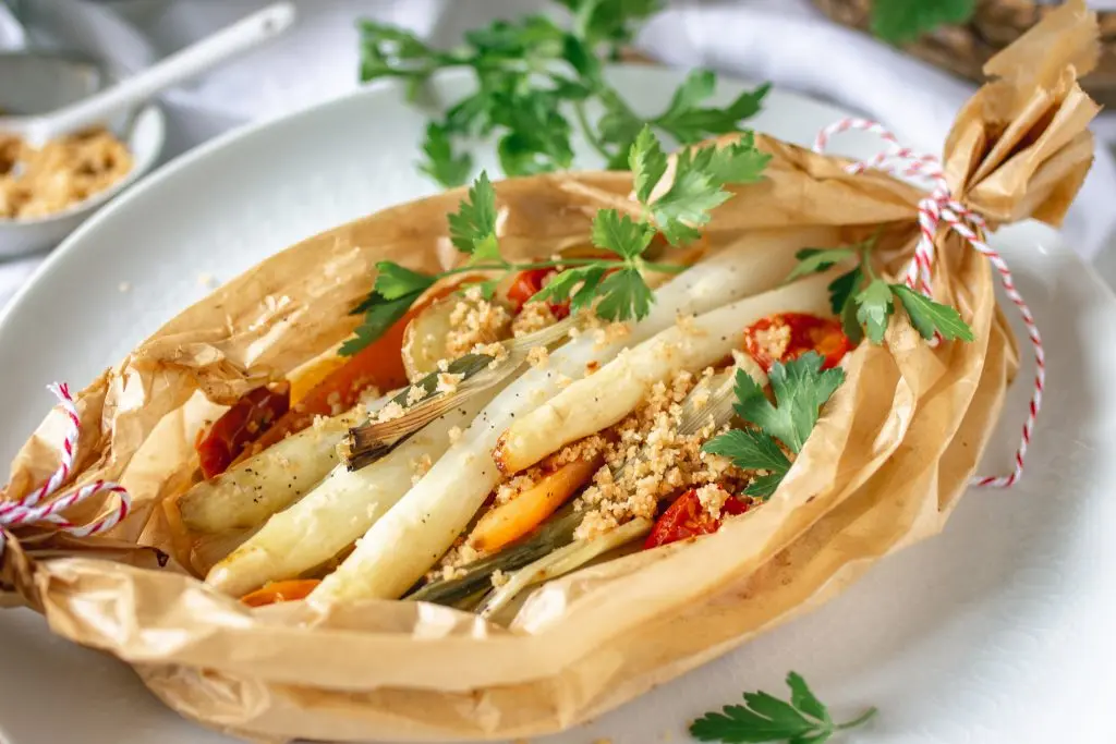 Veganes Spargelrezept - Spargel im Päckchen aus dem Ofen