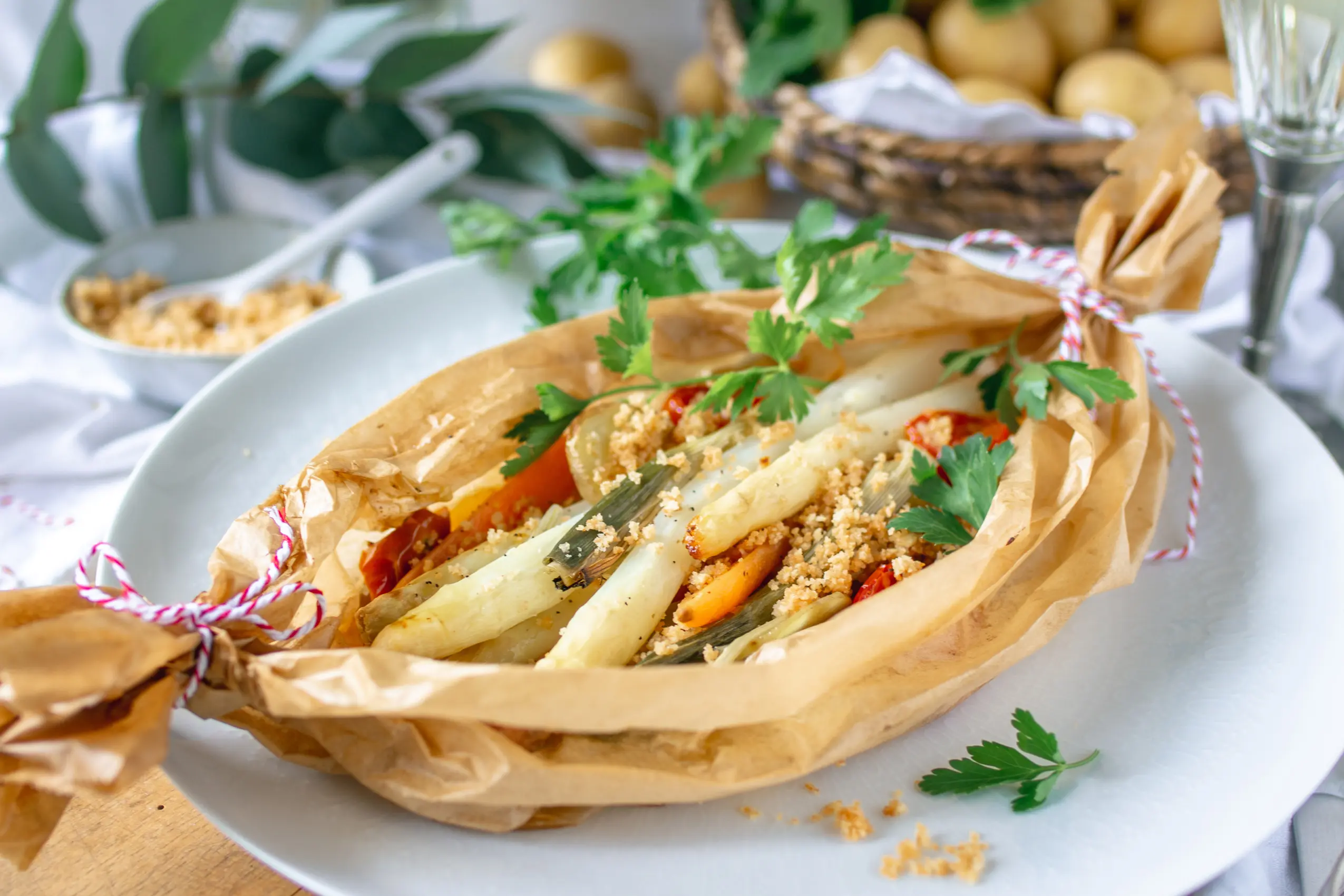 Weißer Spargel in Backpapier im Ofen gegart - veganes Rezept für weißen Spargel - Spargelpäckchen schnell und einfach