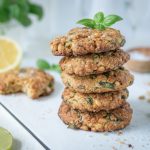 Rezept für vegane Cookies mit Pinienkernen und Basilikum