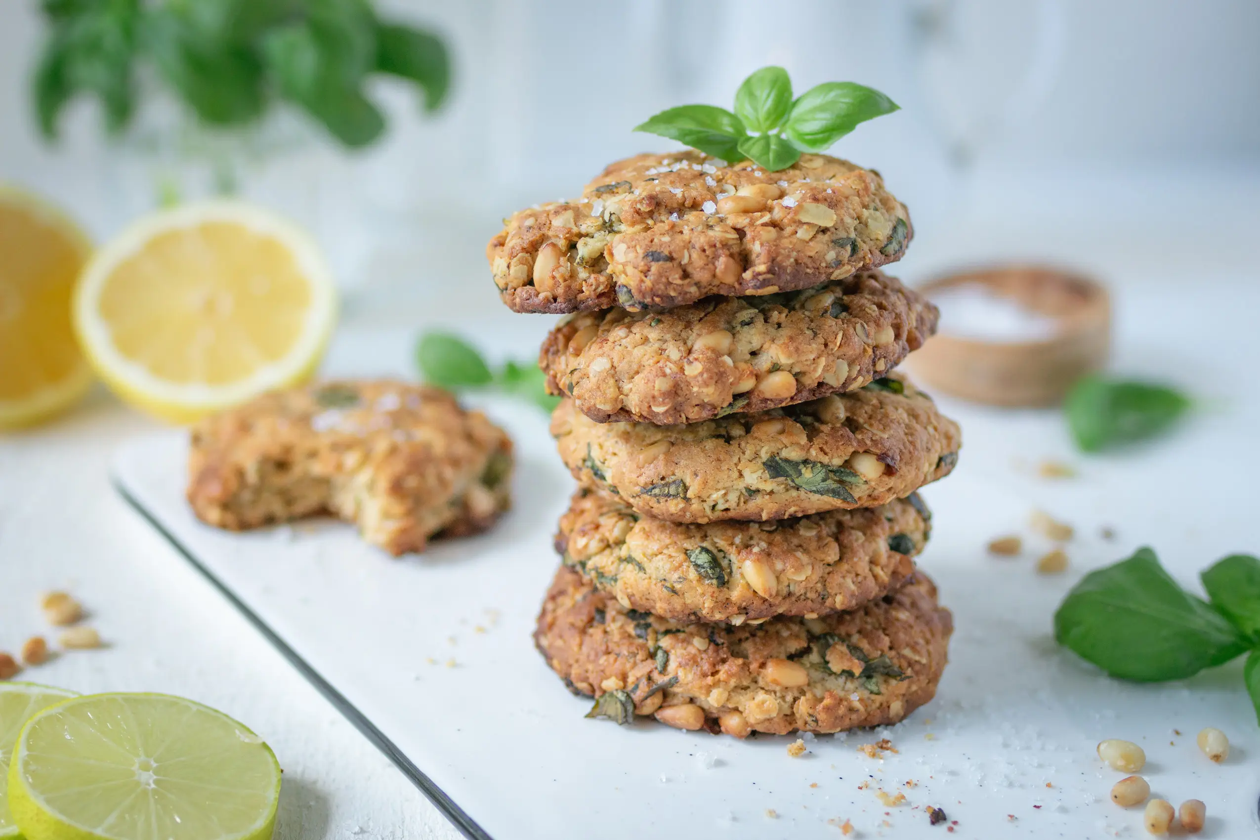 Rezept für vegane Cookies mit Pinienkernen und Basilikum