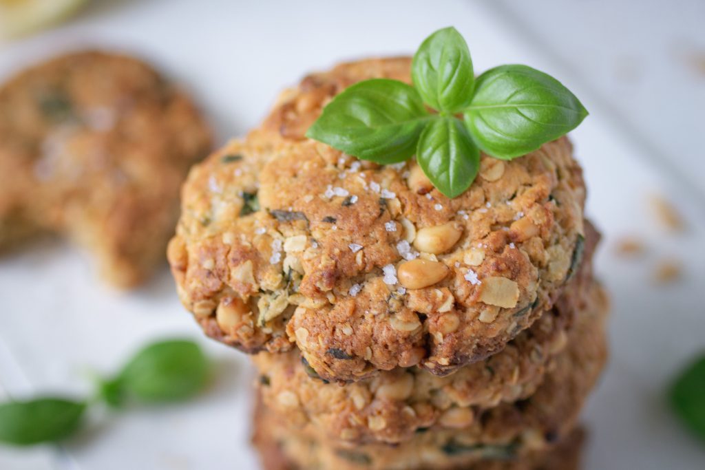Rezept für vegane Cookies mit Pinienkernen und Basilikum