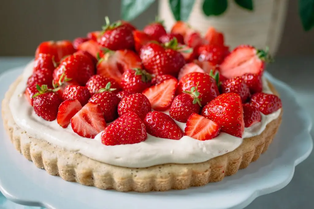 Rezept für veganen Erdbeerkuchen mit Biskuitboden