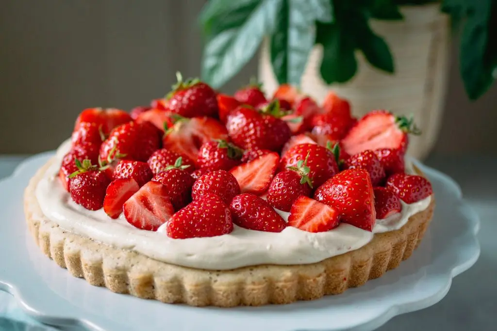 Rezept für veganen Erdbeerkuchen mit Biskuitboden