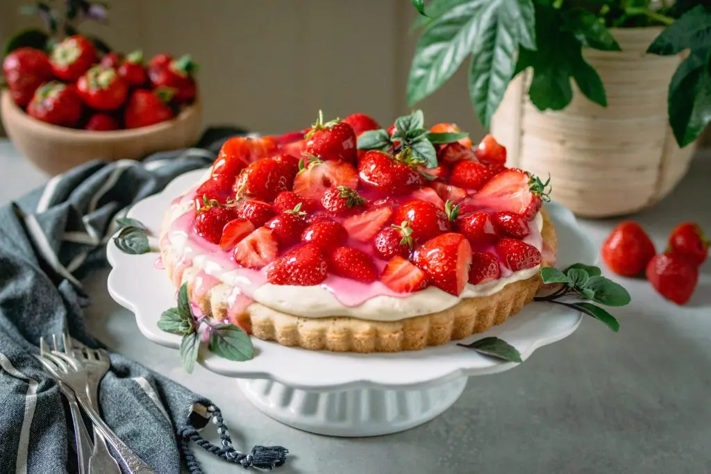 Rezept für veganen Erdbeerkuchen mit Biskuitboden
