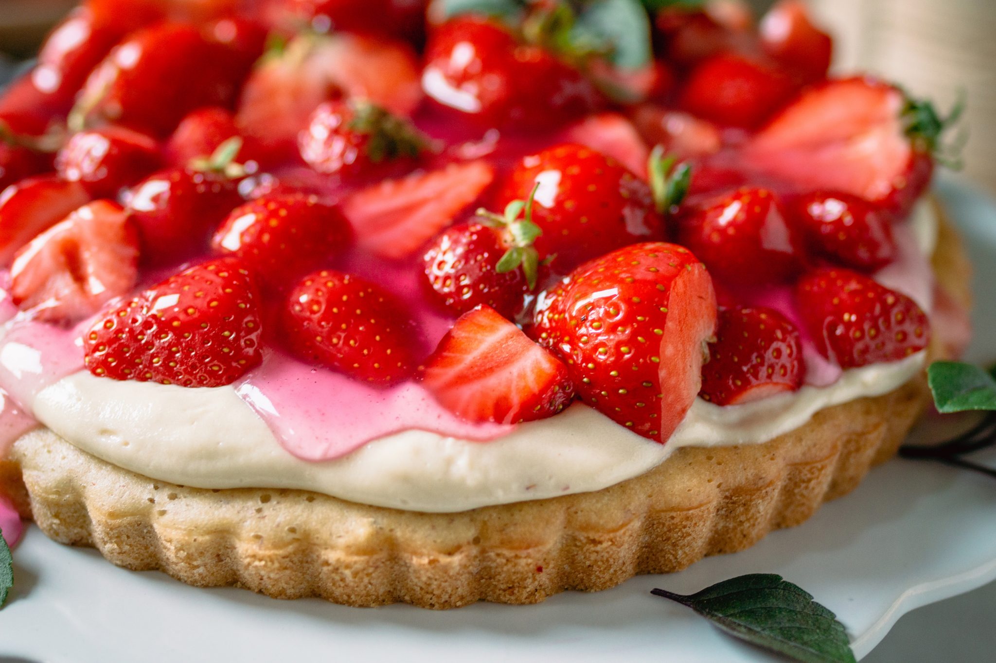 Veganer Erdbeerkuchen mit feinem Biskuitboden • veggies | vegan