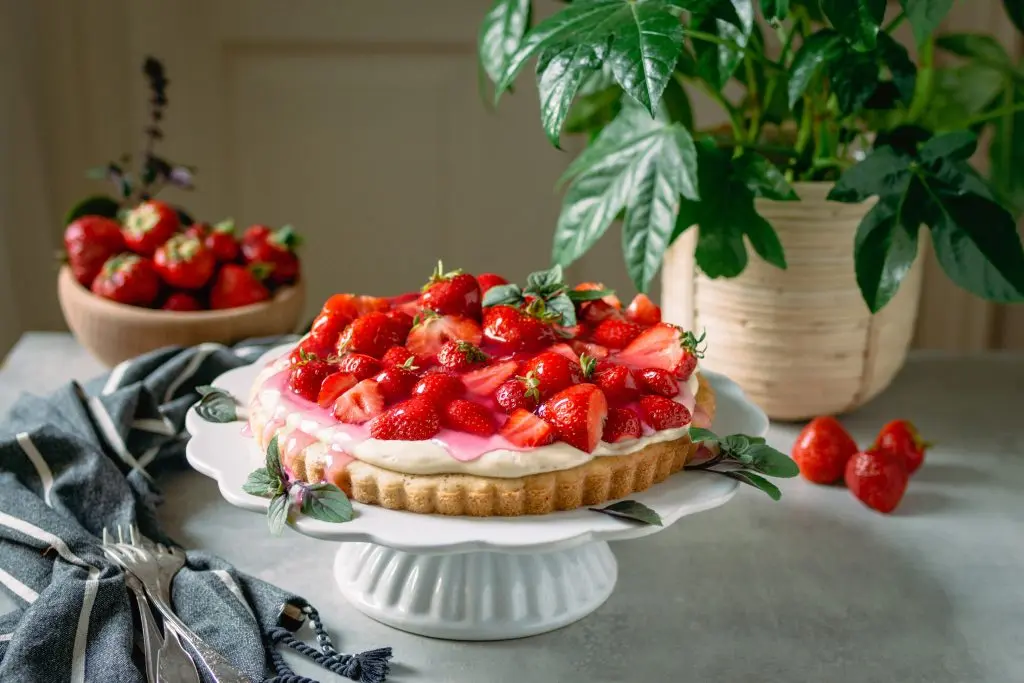 Rezept für veganen Erdbeerkuchen mit Biskuitboden