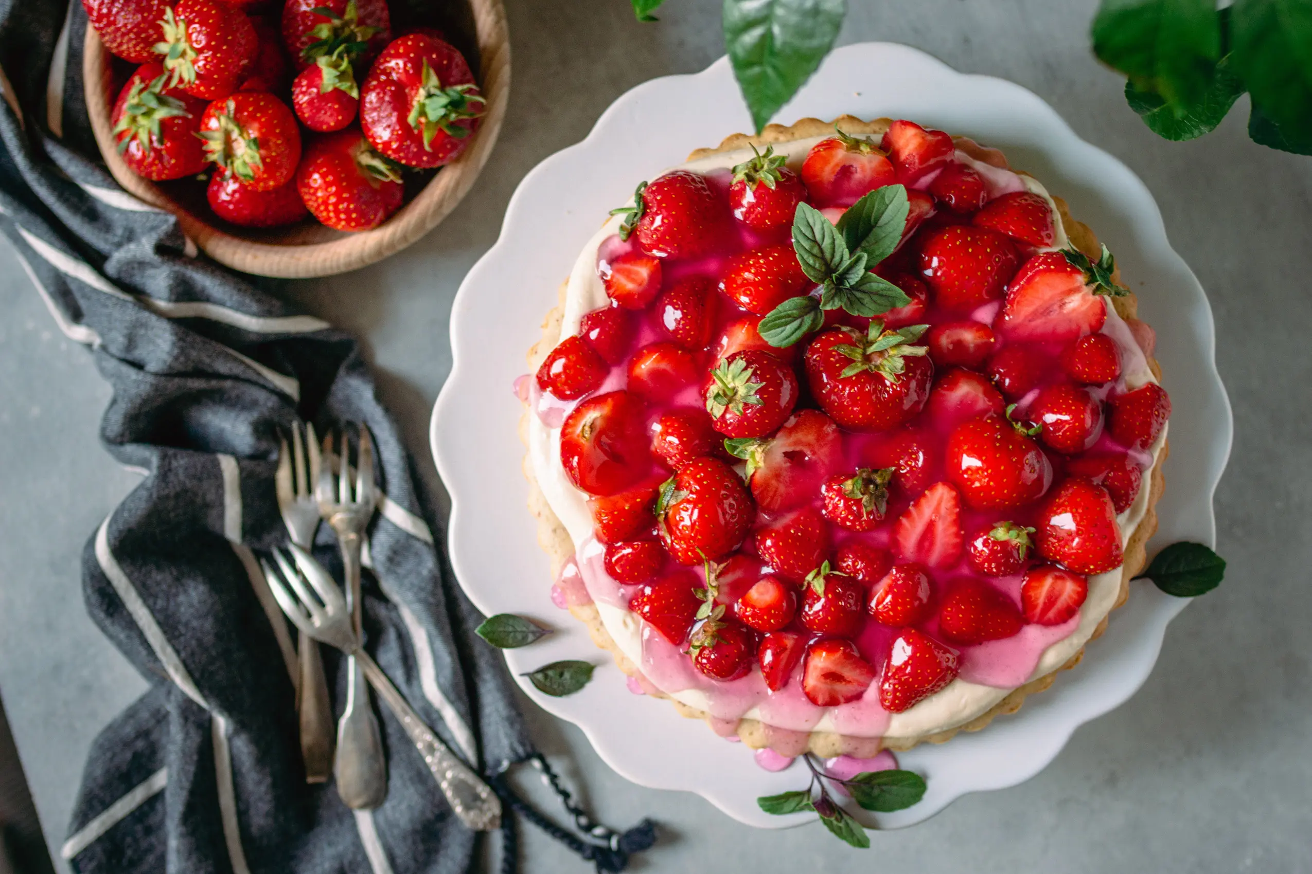 Veganer Erdbeerkuchen mit Biskuitboden