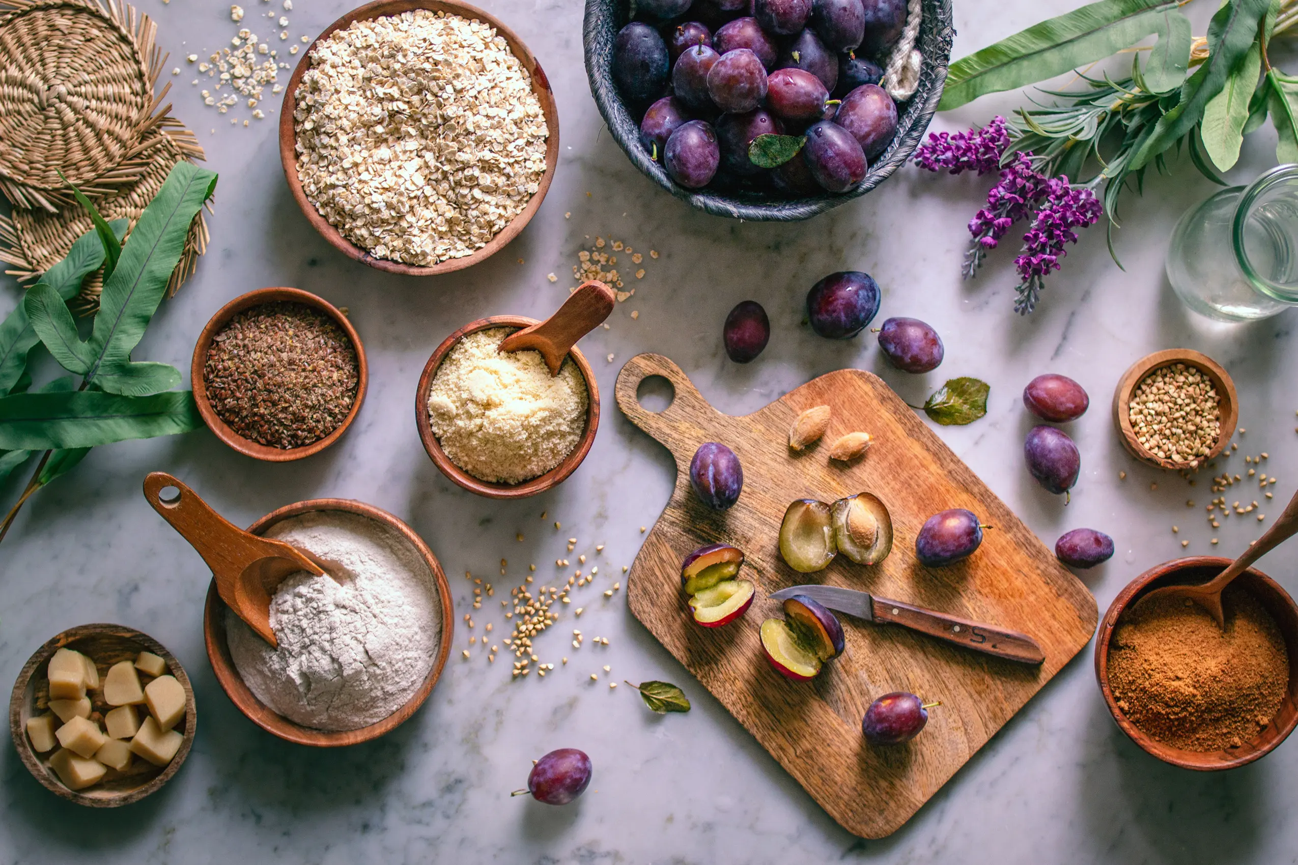 Zutaten für einen glutenreien, veganen Zwetschgenkuchen