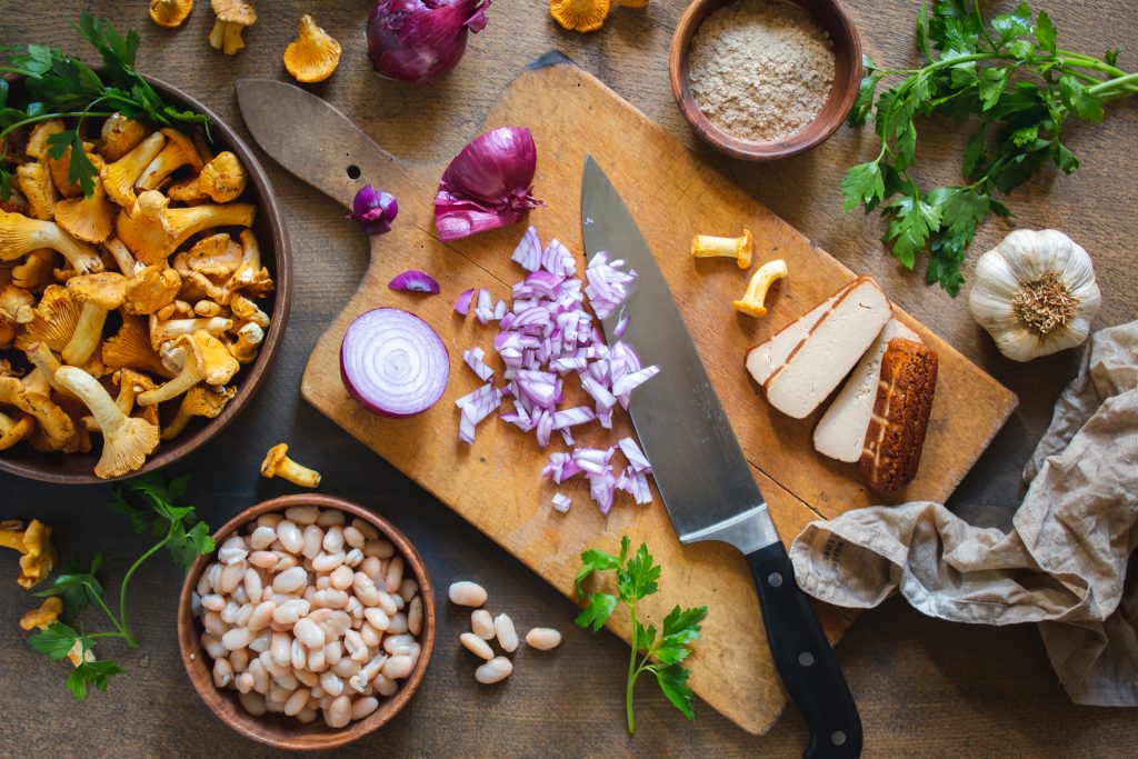 Zutaten für vegane Rahmpfifferlinge mit Räuchertofu und Zwiebeln