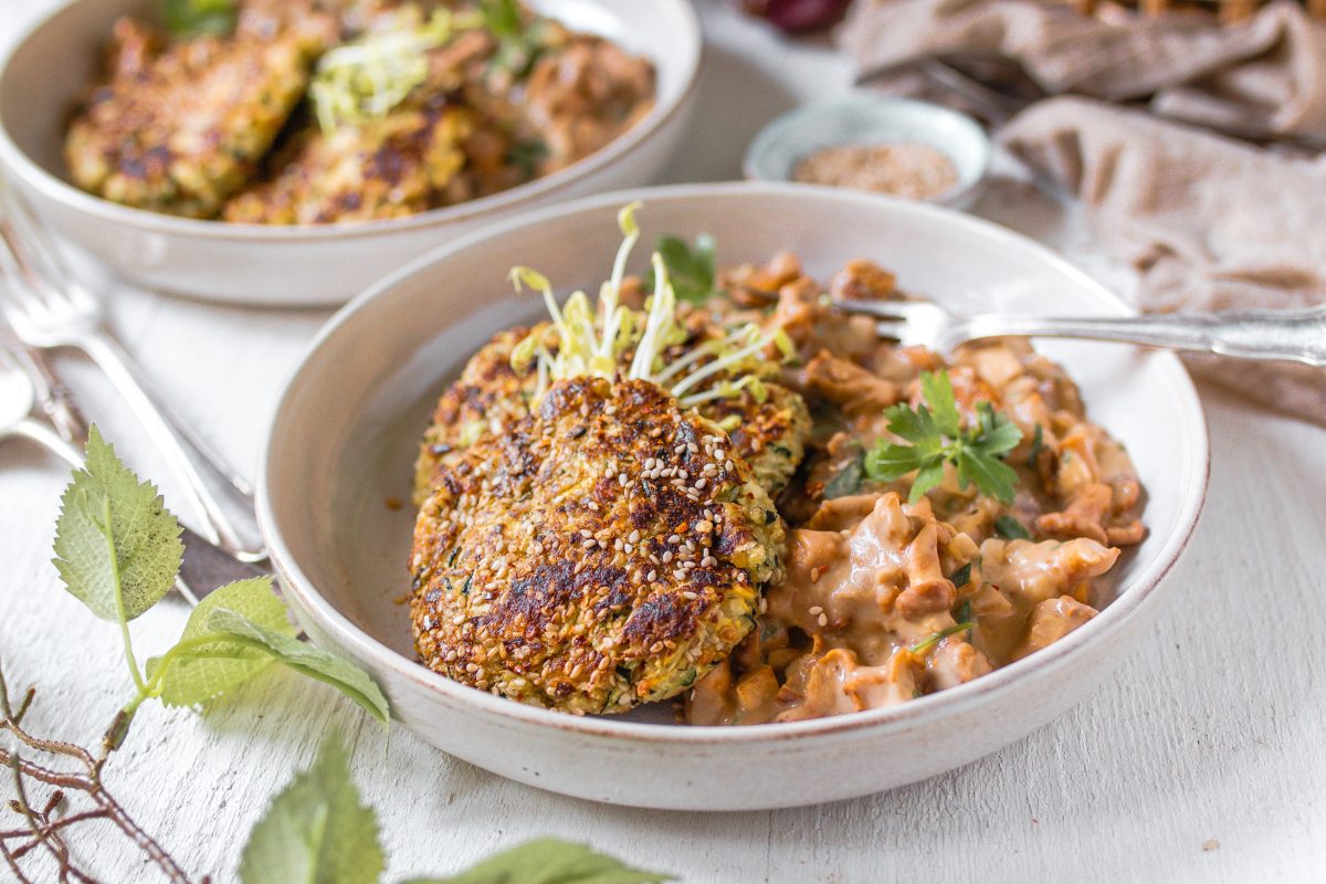 Rezept für Zucchinipuffer mit Rahmpilzen
