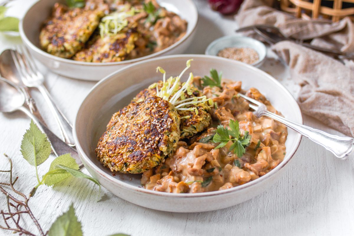 Vegane Rahmpfifferlinge mit einfachen Zuchhini-Puffern/ Zucchini-Rösti/ Zucchinibratlinge