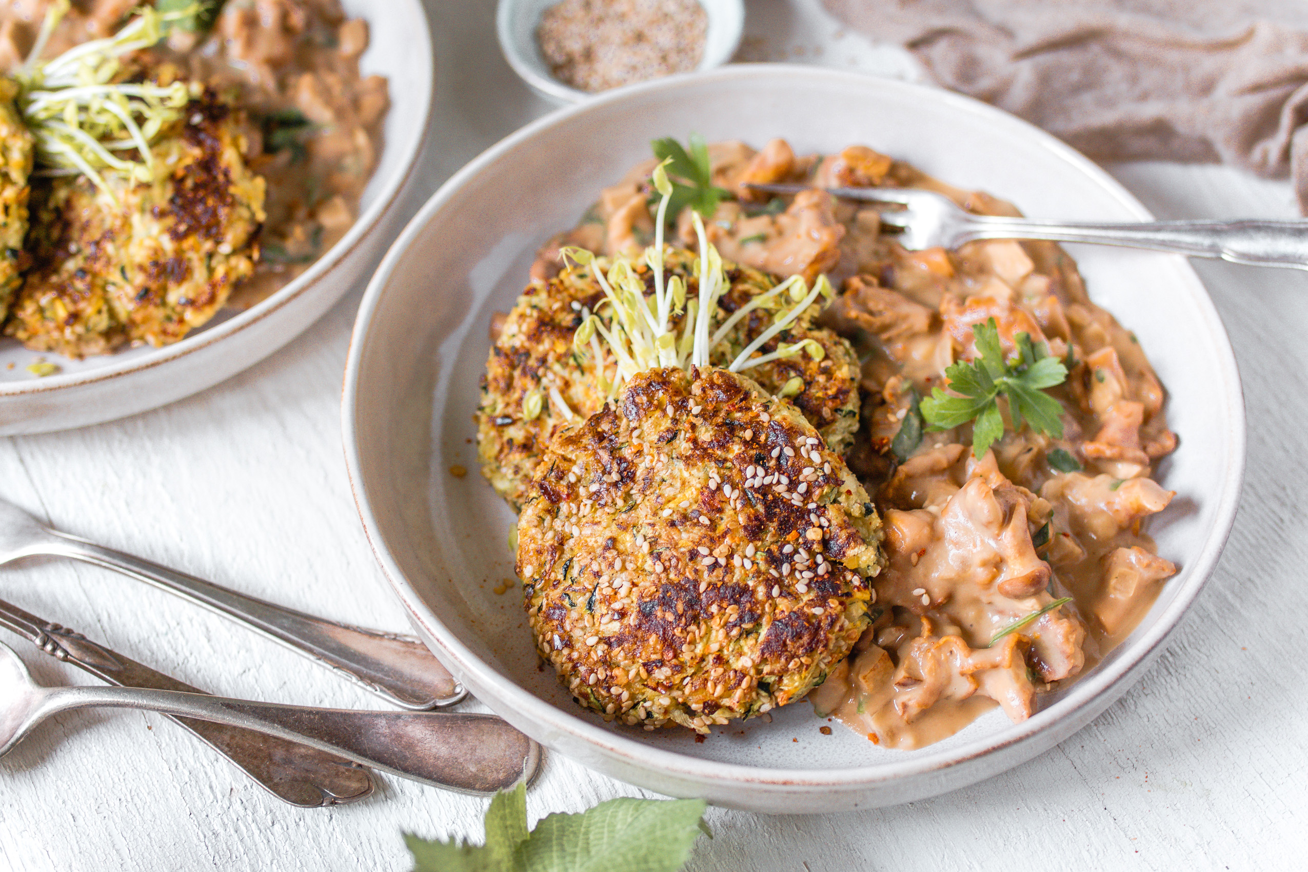 Vegane Rahmpfifferlinge mit einfachen Zuchhini-Puffern/ Zucchini-Rösti/ Zucchinibratlinge