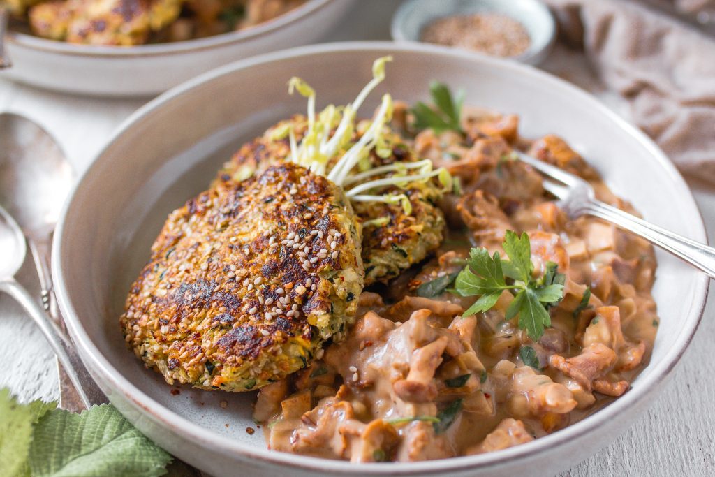 Vegane Rahmpfifferlinge mit einfachen Zuchhini-Puffern/ Zucchini-Rösti/ Zucchinibratlinge