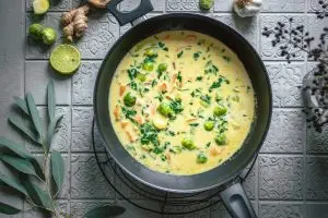 Veganes Rosenkohl-Süßkartoffel-Curry