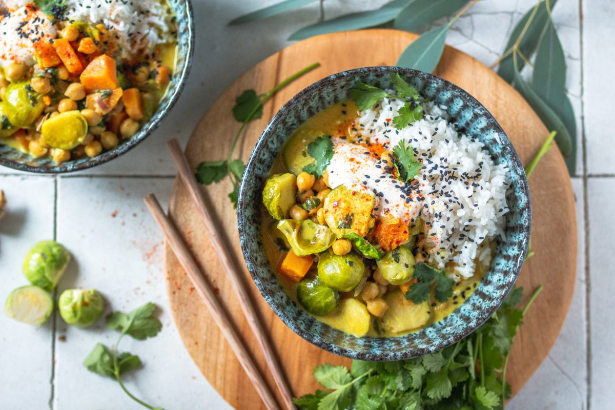 Veganes Rosenkohl-Süßkartoffel-Curry