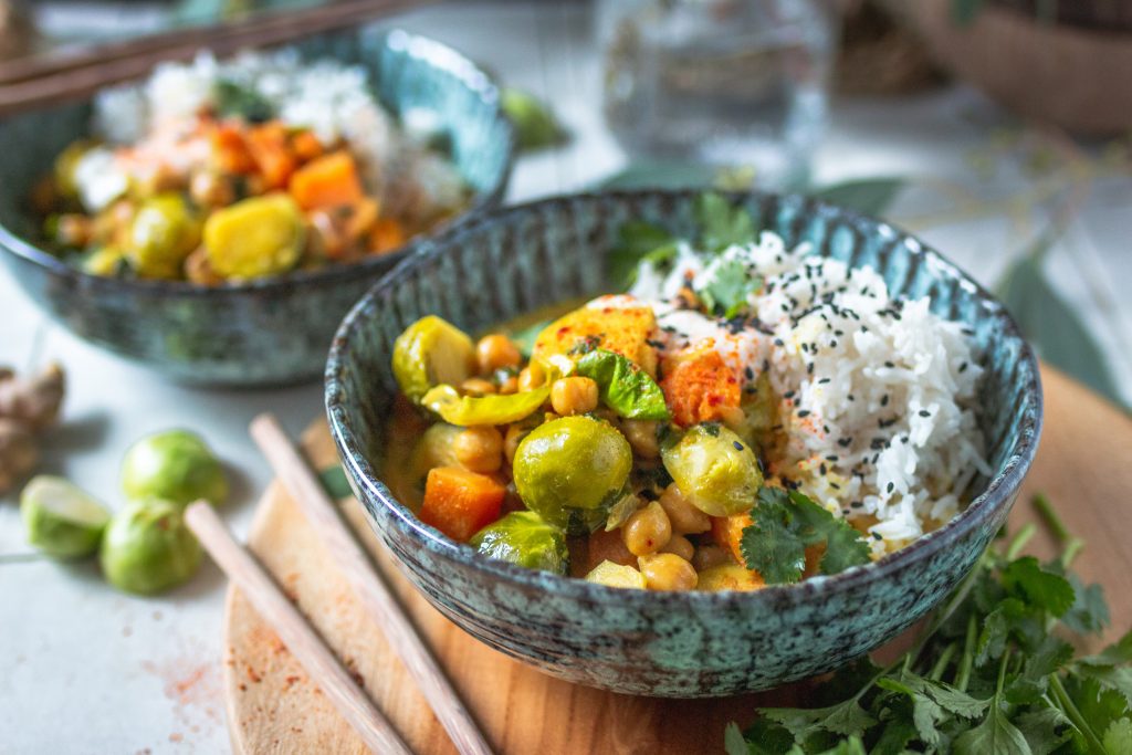 Veganes Rosenkohl-Süßkartoffel-Curry