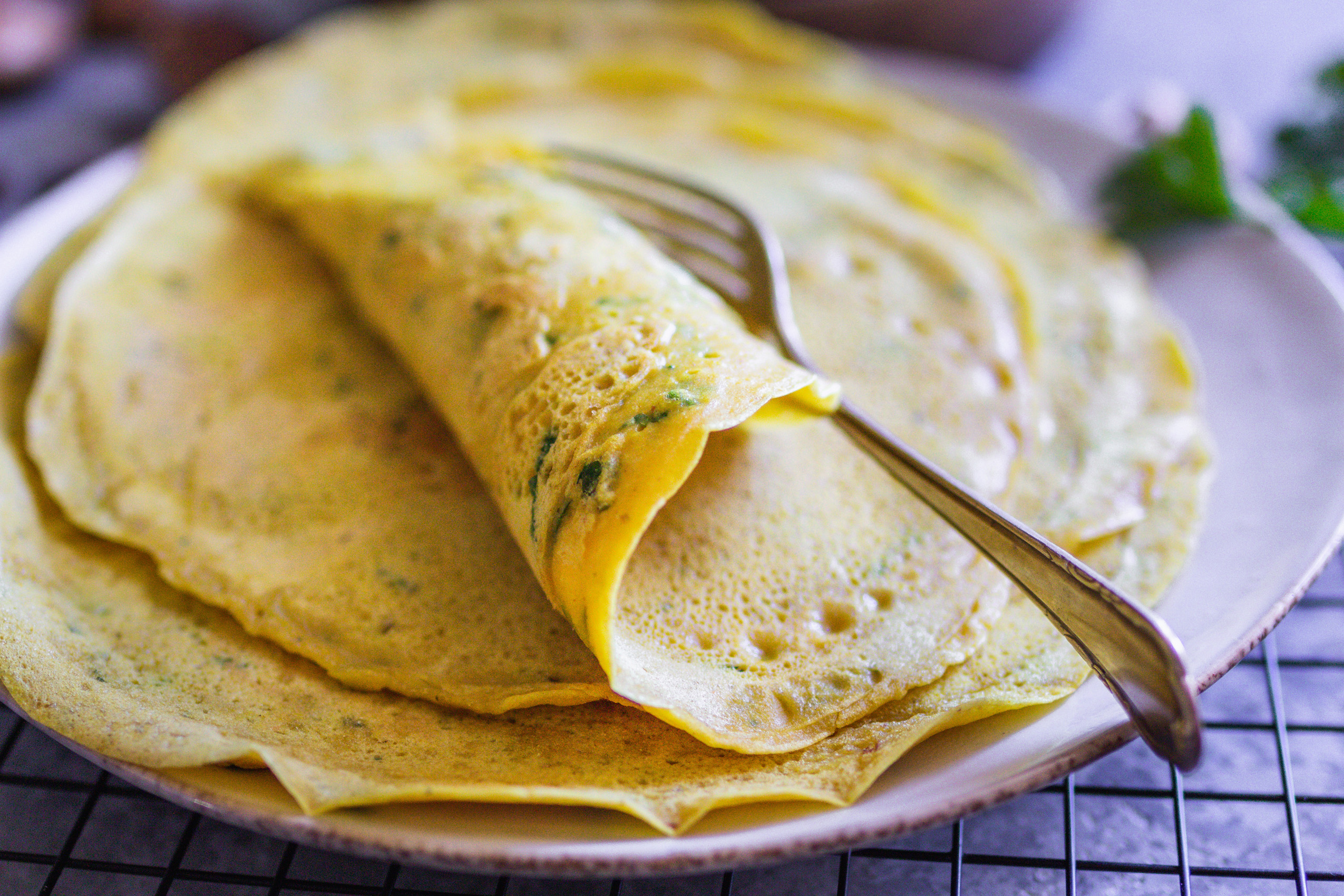 Veganes Omelette mit Shiitake, Spinat und schwarzen Bohnen