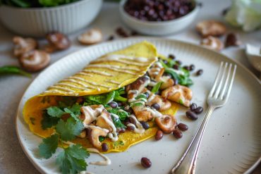 Veganes Omelette mit Shiitake, Spinat und schwarzen Bohnen