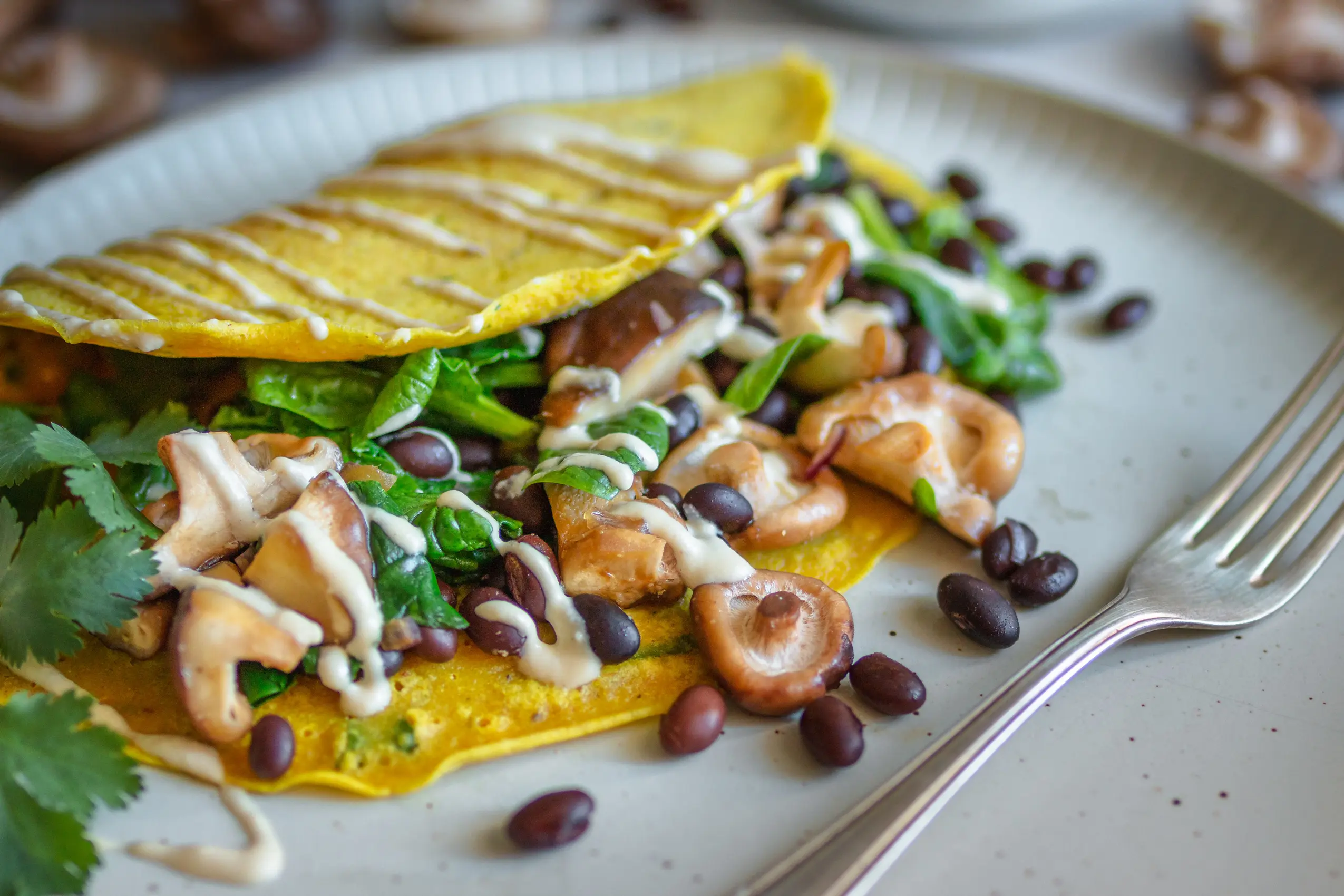 Veganes Omelette mit Shiitake, Spinat und schwarzen Bohnen