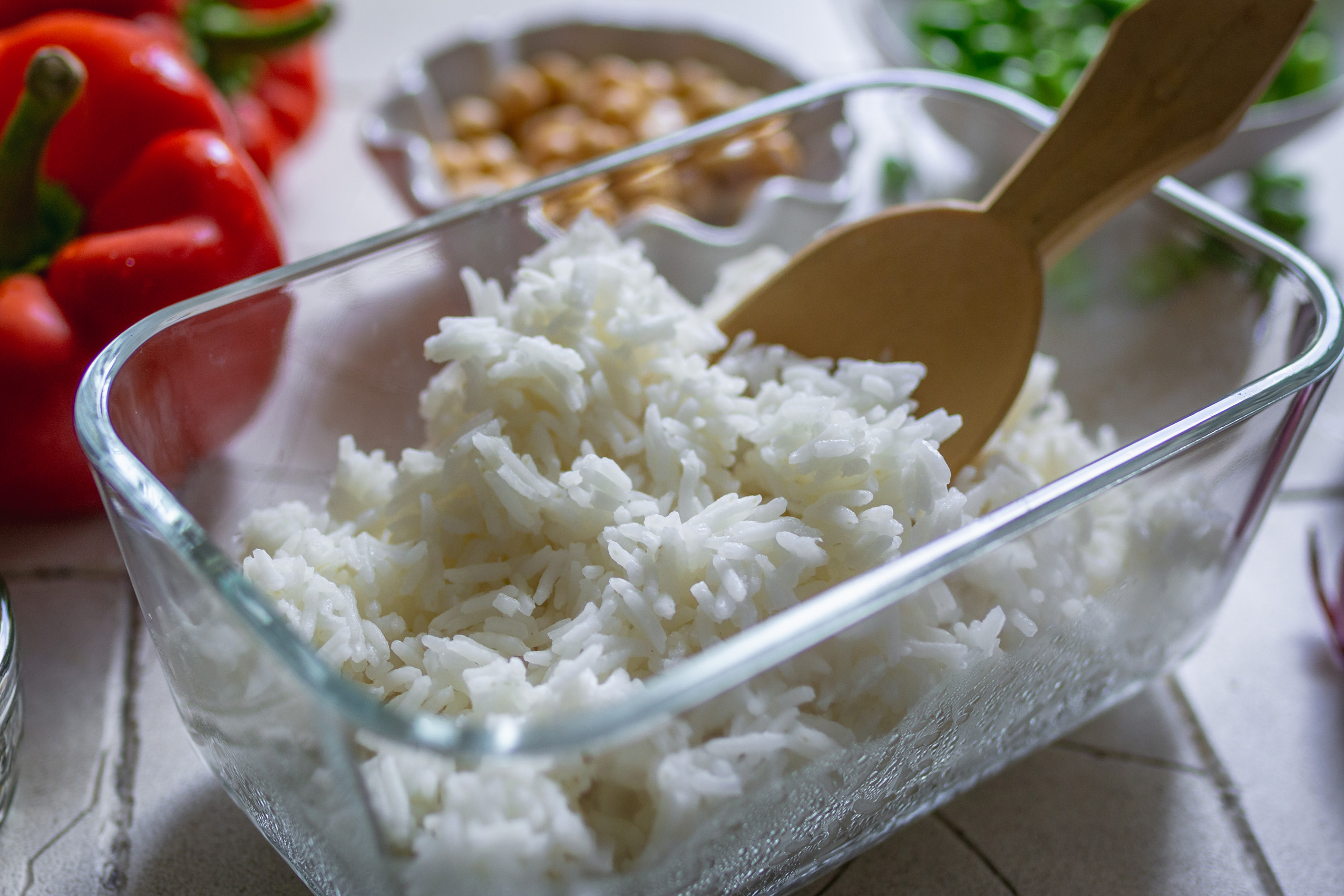 Zubereitung von veganem Curry-Eierreis. Reis in einer Schale. Vegane Rezepte