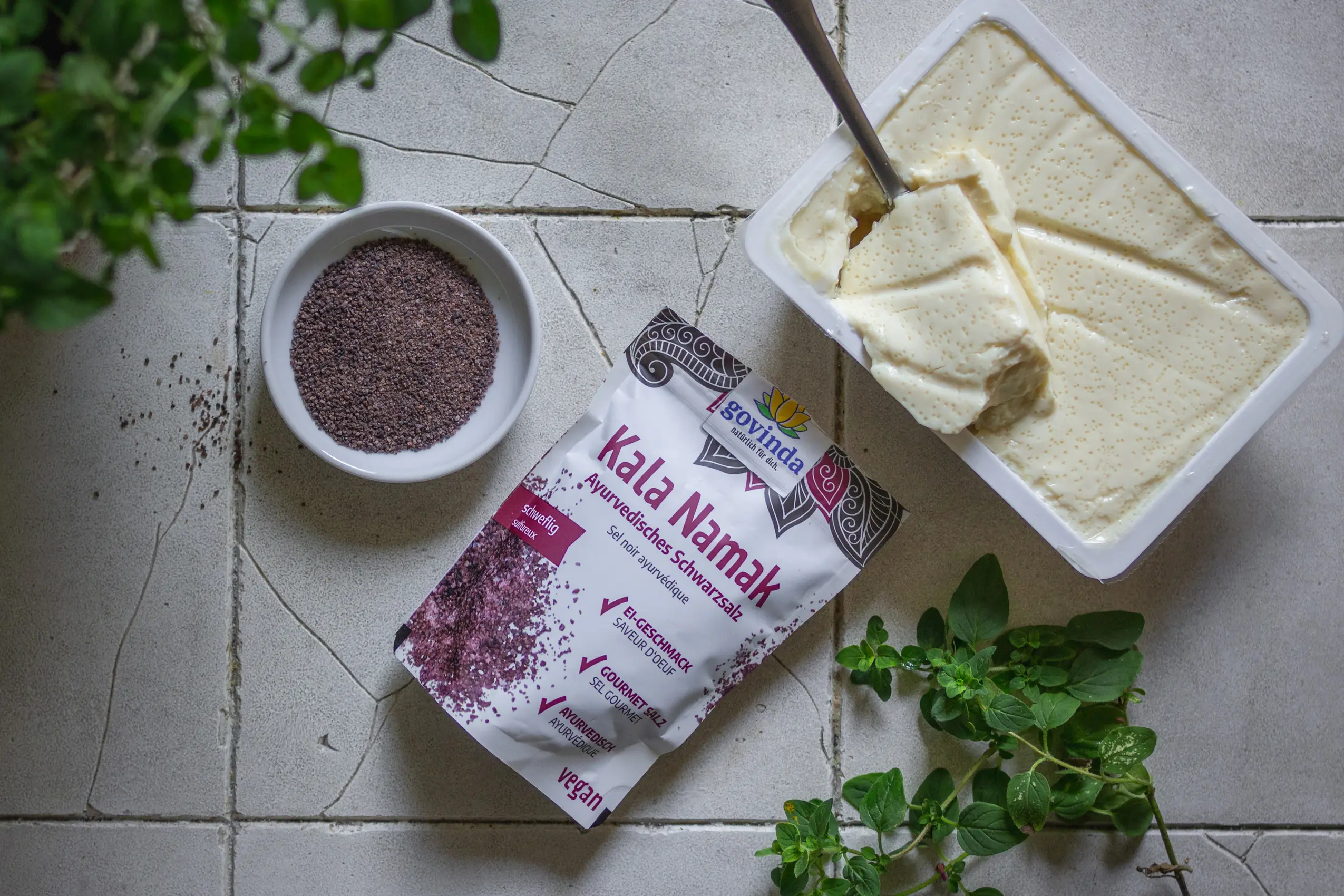 Kala Namak ist ein indisches Schwefelsalz, das genutzt wird, um bei veganen Gerichten einen typischen Ei-Geschmack zu erzeugen. Vegane Ei-Gerichte mit Kala Namak.