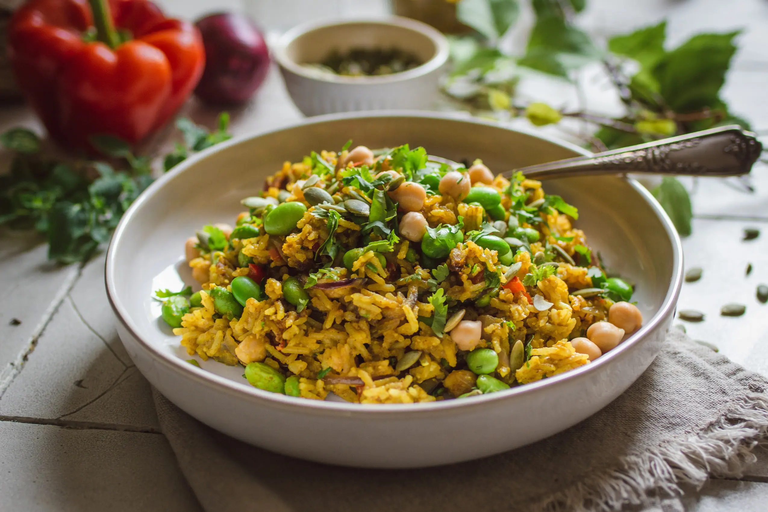 Veganer Curry-Eierreis. Schnelles veganes Reisrezept. Glutenfrei und voller Protein. Einfache vegane Rezepte mit Reis und Curry. 