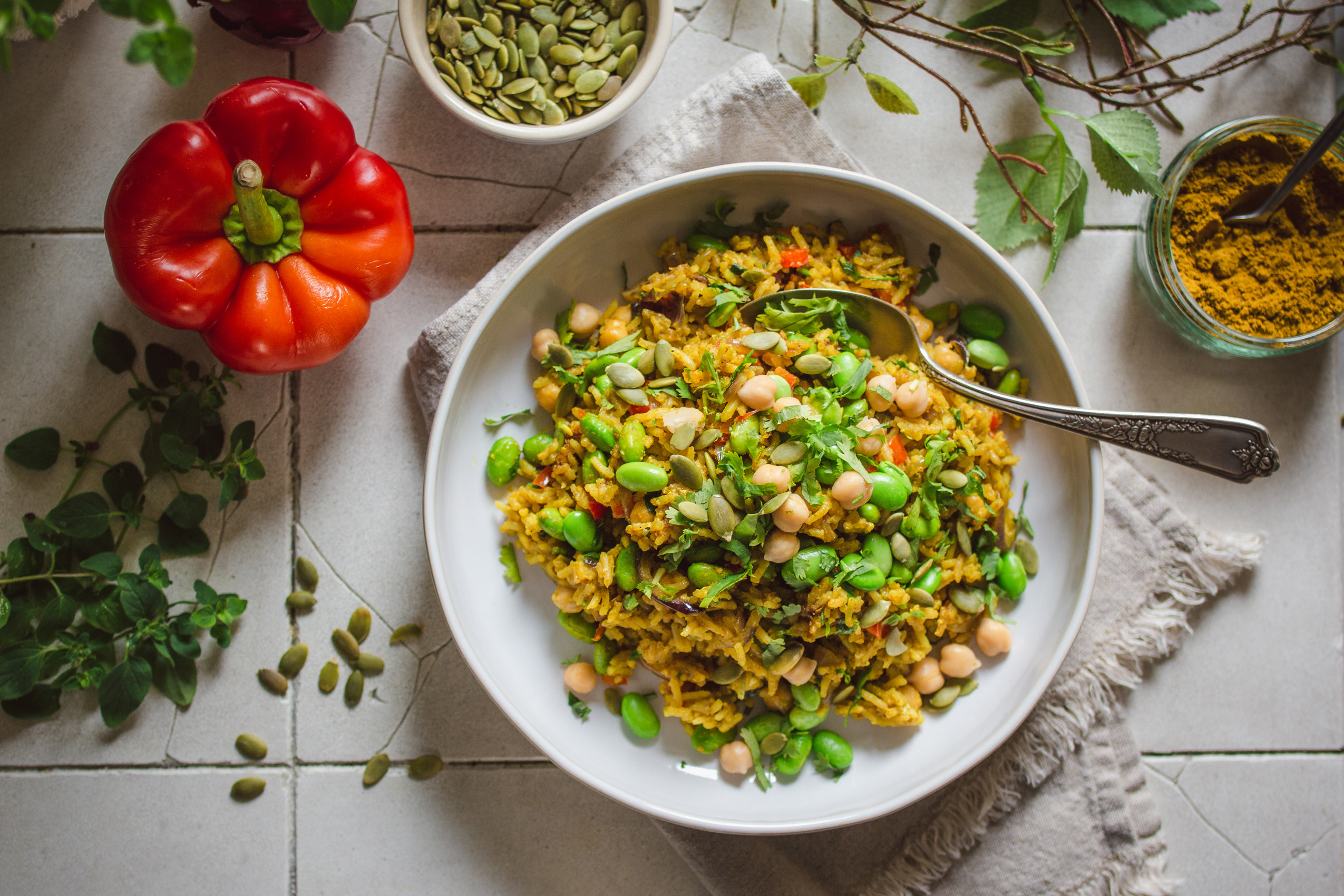 Veganer Curry-Eierreis. Schnelles veganes Reisrezept. Glutenfrei und voller Protein. Einfache vegane Rezepte mit Reis und Curry. 