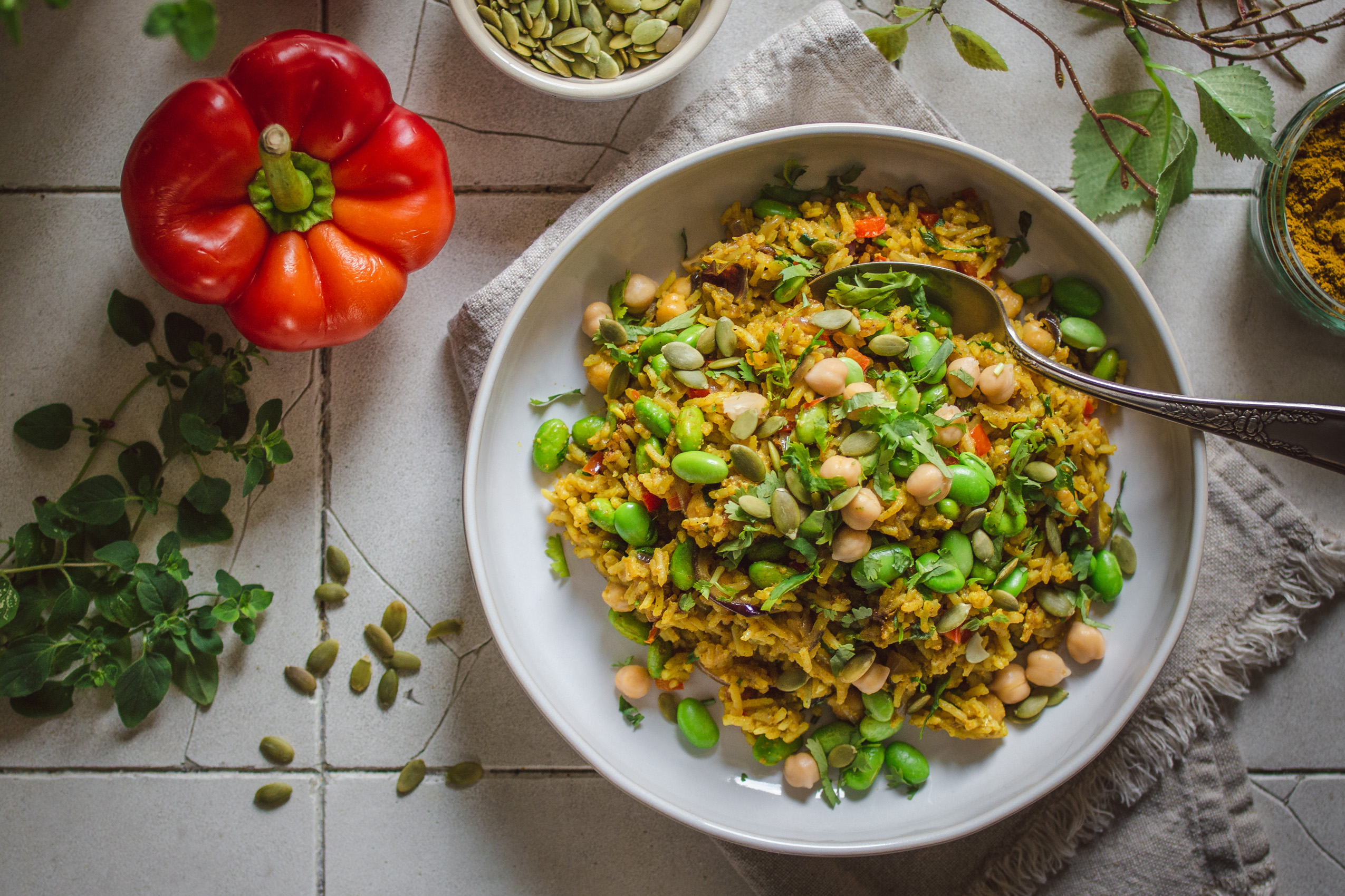 Veganer Curry-Eierreis. Schnelles veganes Reisrezept. Glutenfrei und voller Protein. Einfache vegane Rezepte mit Reis und Curry. 