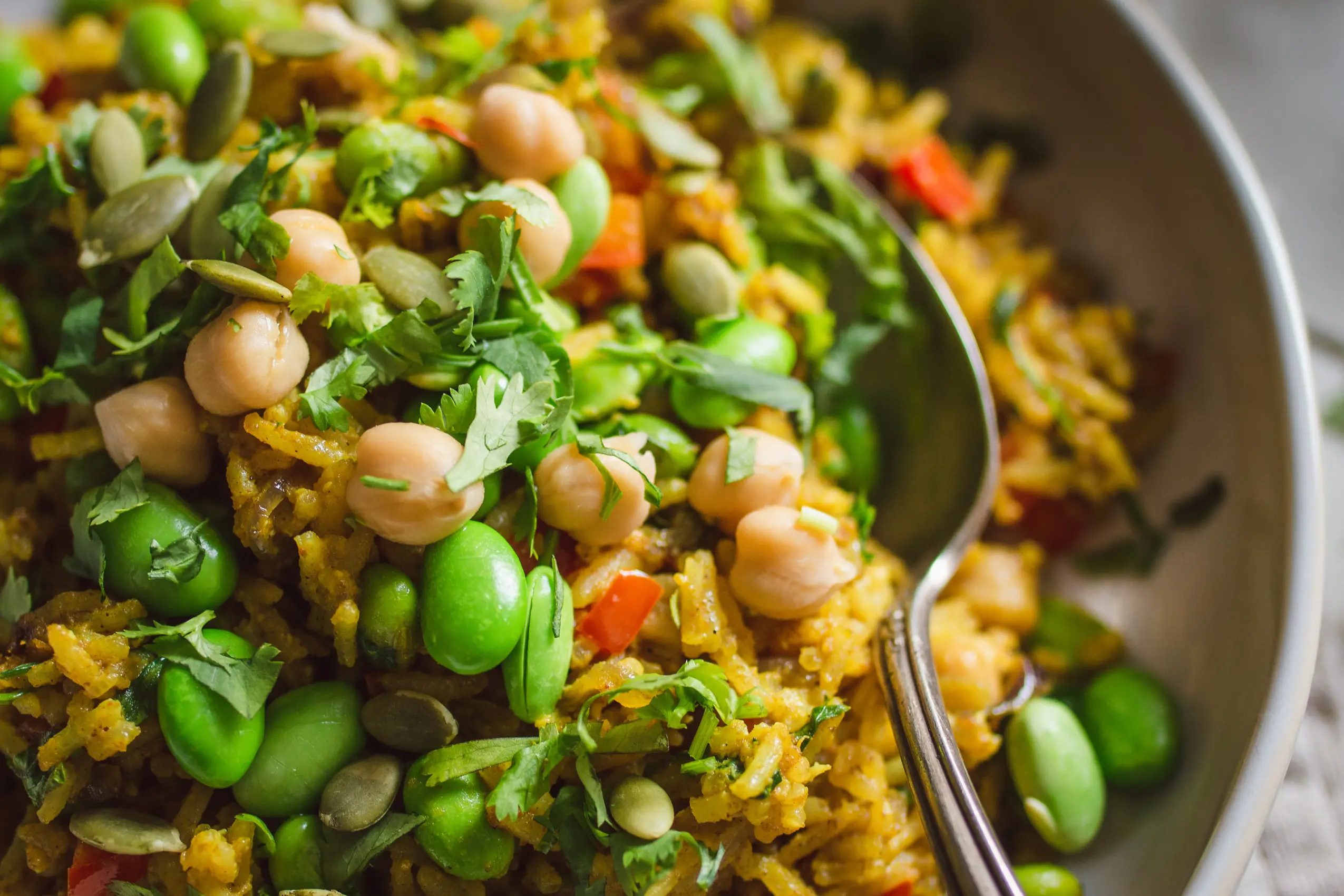 Veganer Curry-Eierreis. Schnelles veganes Reisrezept. Glutenfrei und voller Protein. Einfache vegane Rezepte mit Reis und Curry. 
