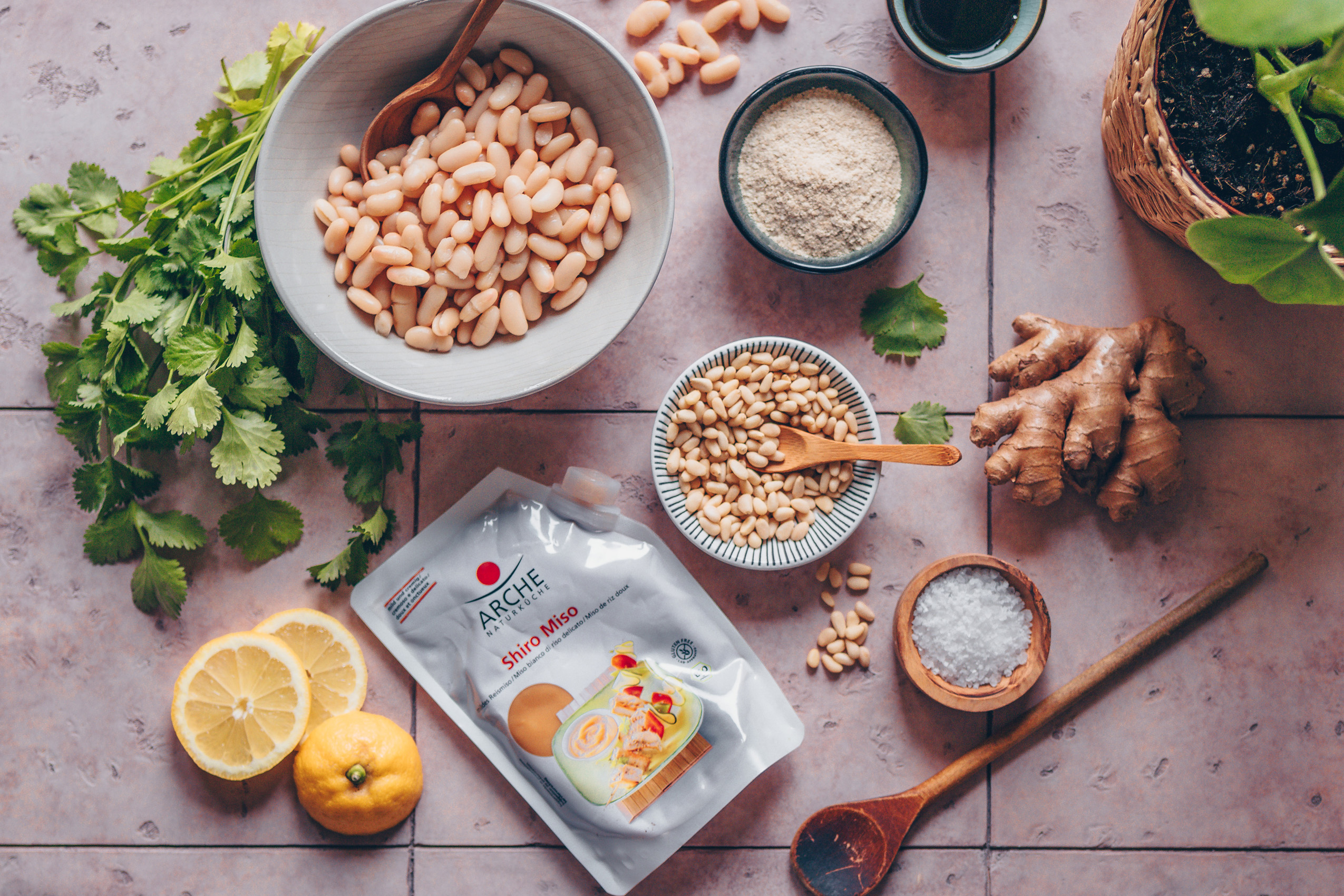 Helle Misopaste und weiße Bohnen für eine vegane Suppe voller Umami