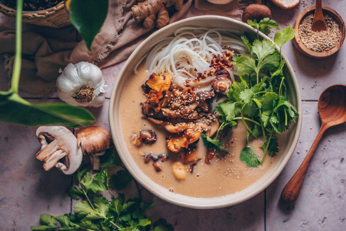 Vegane Miso-Pilzsuppe mit Reisbandnudeln