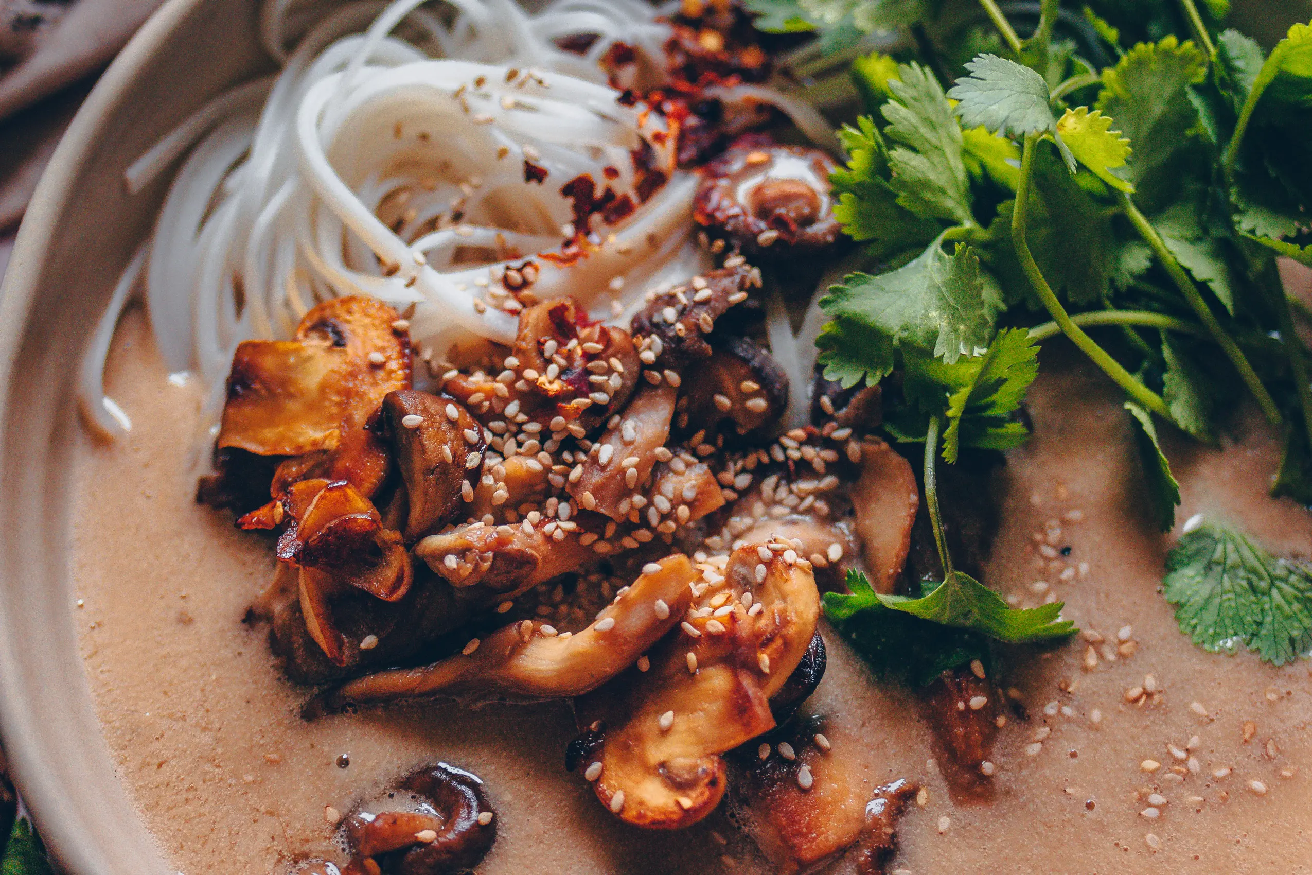 Vegane Miso-Pilzsuppe mit Reisbandnudeln