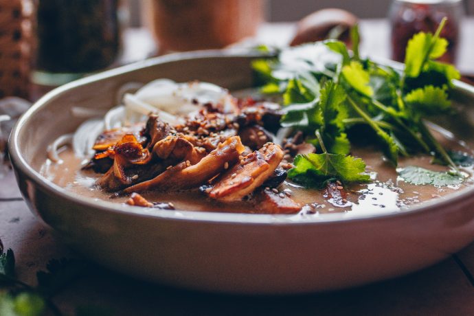 Vegane Miso-Pilzsuppe mit Reisbandnudeln