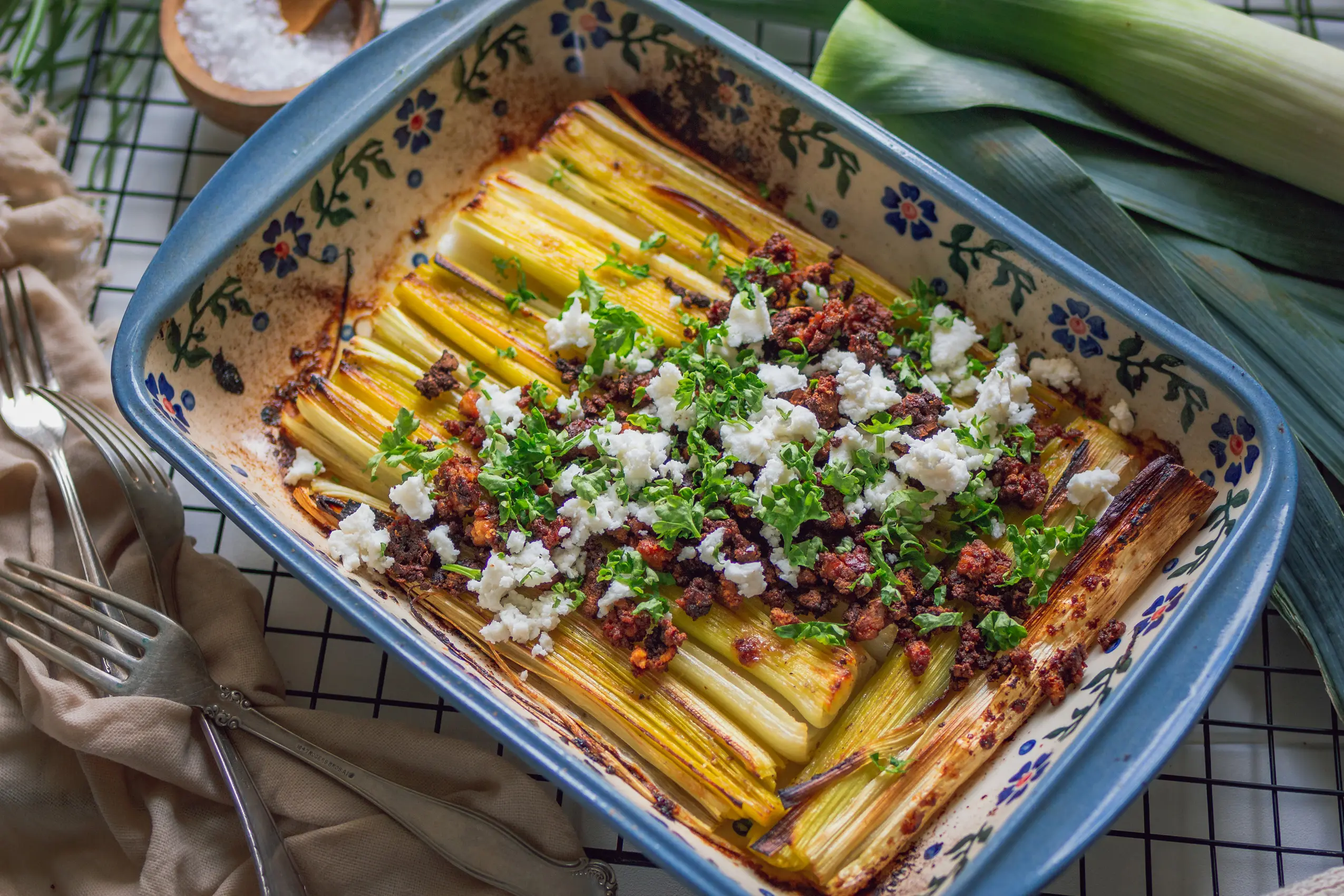 Gerösteter Lauch mit Tofu-Crumble und Feta vegan