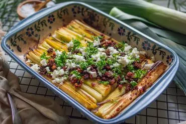 Gerösteter Lauch mit Tofu-Crumble und Feta vegan