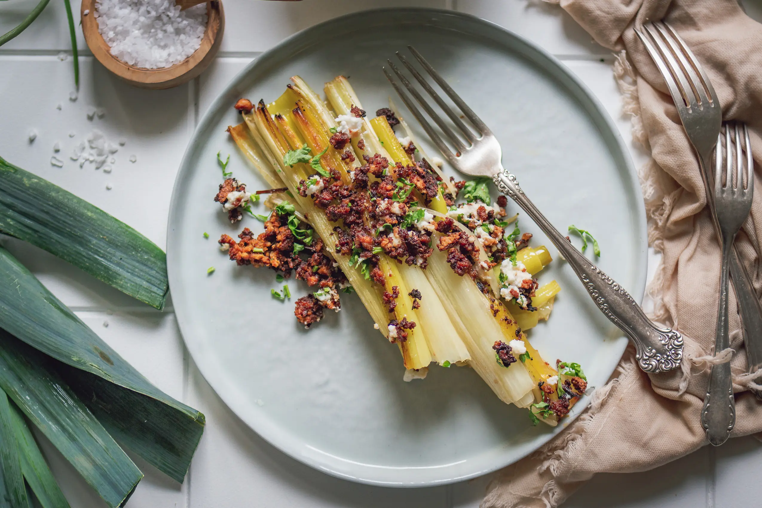 Gerösteter Lauch mit Tofu-Crumble und Feta vegan